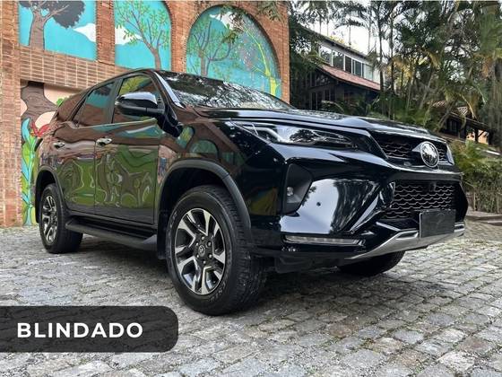 TOYOTA HILUX SW4 2.8 D-4D TURBO DIESEL SRX PLATINUM 7L 4X4 AUTOMÁTICO TOYOTA HILUX SW4 2.8 D-4D TURBO DIESEL SRX PLATINUM 7L 4X4 AUTOMÁTICO